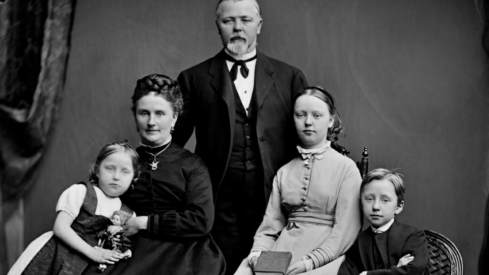 Foto av familj med två vuxna och två barn.