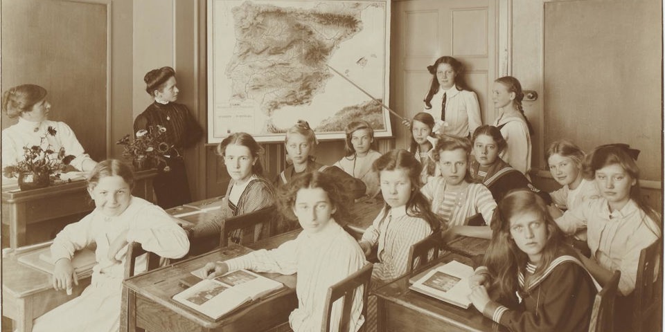 Elever i klassrum tidigt 1900-tal. Foto.